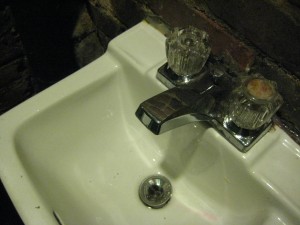 55 Bar ladies sink uses the drain net like Korean households.